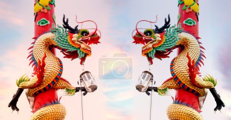 Duo dragons aux mâts de lanterne 