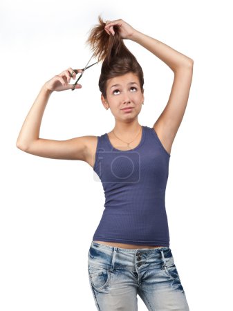Portrait de jeune femme brune coupant ses cheveux 