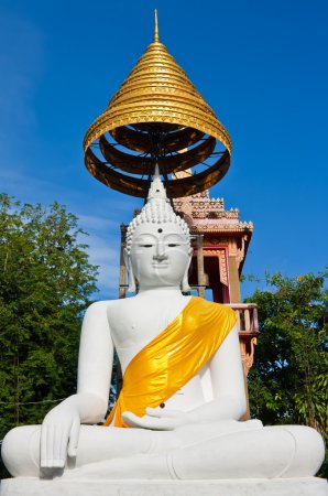Statue de Bouddha blanc avec ciel bleu 