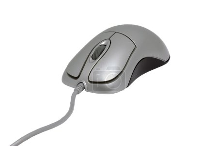 Souris PC argentée avec câble isolé sur fond blanc .