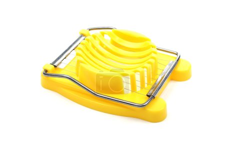 Coupe-œufs en plastique jaune isolé sur fond blanc. Studio s 