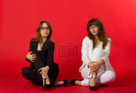Jeunes jolies sœurs jumelles 