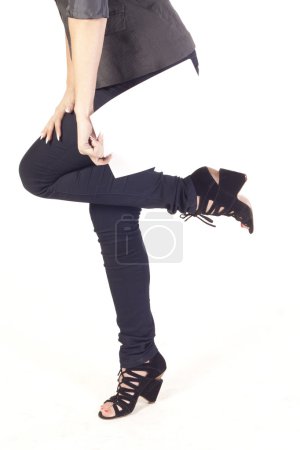 Jeune femme tenant vide blanc 