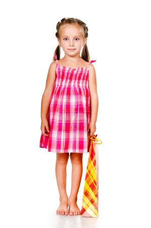 Petite fille avec le paquet 