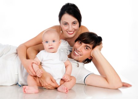 Jeune famille heureuse 
