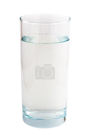 Verre d'eau isolé sur fond blanc