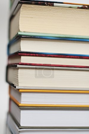 Empilement de livres isolés sur fond blanc