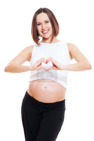 Femme enceinte montrant des doigts comme le cœur 