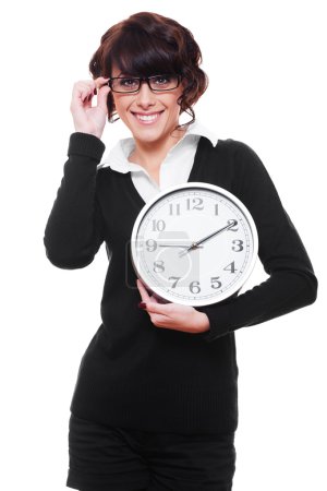 Femme d'affaires tenant horloge 