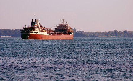 Navire sur la rivière Detroit à l'aube 