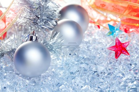 Boules de Noël argent sur glace d'hiver 
