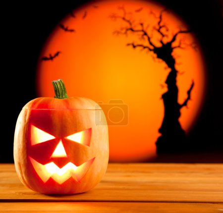 Citrouille orange Halloween sur les feuilles d'automne 
