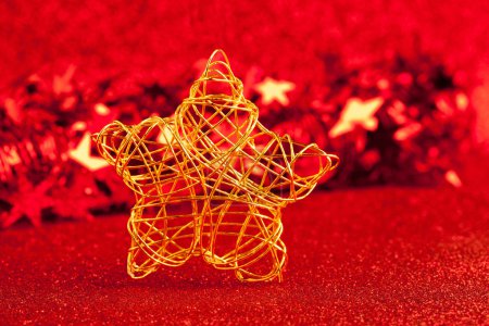 étoile de fil d'or de Noël sur paillettes rouges 
