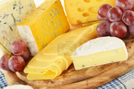 Composition avec morceaux de fromage sur la planche à pain 