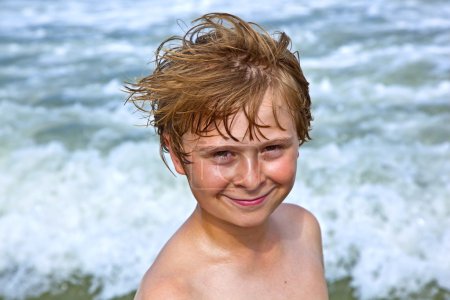 Garçon intelligent à la plage 