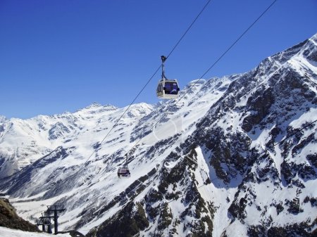 Montagnes du Caucase sous la neige et ciel dégagé 