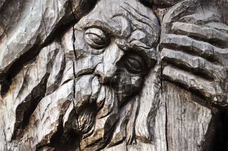 Visage sculpté en bois 