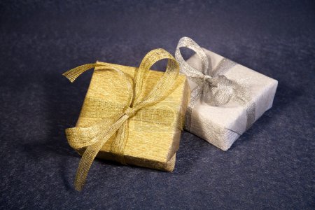 Boîtes cadeaux or et argent 