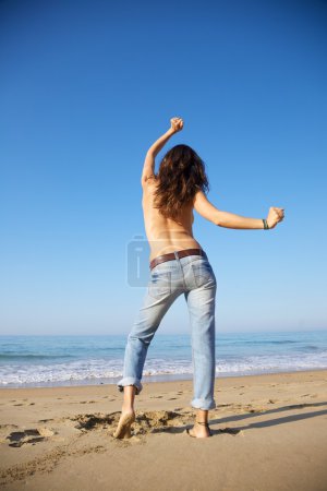 Danse femme heureuse au bord de la mer 