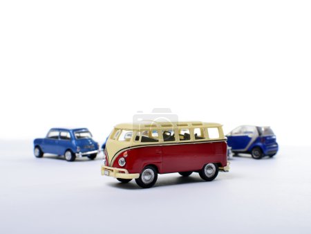 Voiture miniature contre d'autres voitures, concept 
