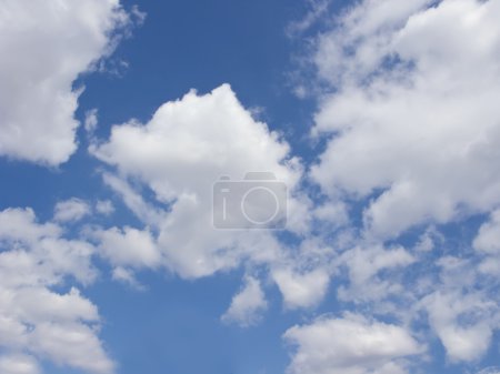 Ciel bleu avec nuages blancs moelleux dans la lumière du jour 