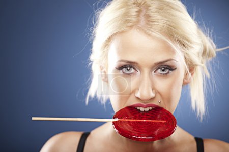 Beau modèle blond posant 