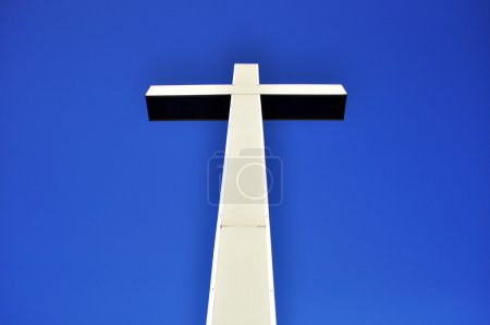 Croix en perspective sur le ciel bleu 