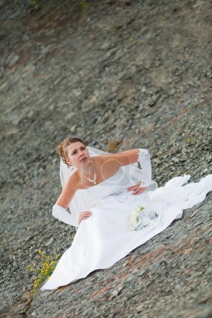 Fiancée est assise dans la rue, riant 
