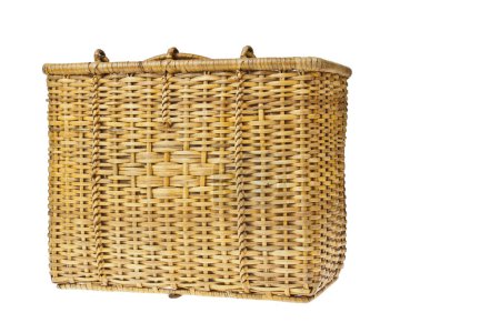 panier en osier isolé sur fond blanc