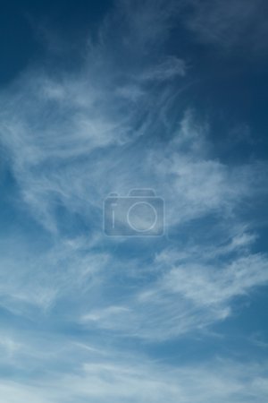 ciel bleu avec nuages