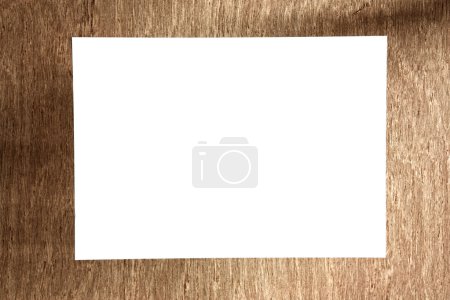 Papier blanc sur plancher de bois 