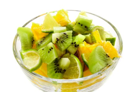 Coupe avec orange, kiwi et citron vert isolé sur blanc 