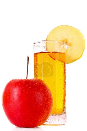 Pomme et verre avec jus isolé sur blanc 