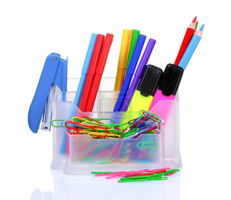 Crayons et stylos dans le support et la ligne 
