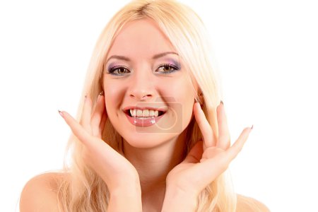 Jeune belle femme blonde souriante touchant son visage isolé o 