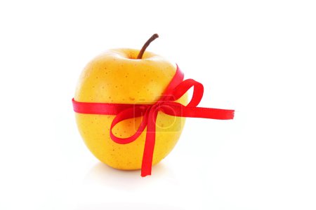 Pomme jaune isolée sur le fond blanc 