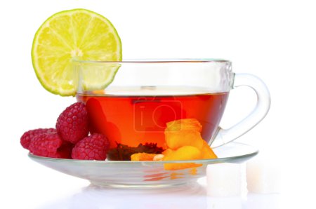 Thé noir en tasse, citron vert, pêche et framboise 