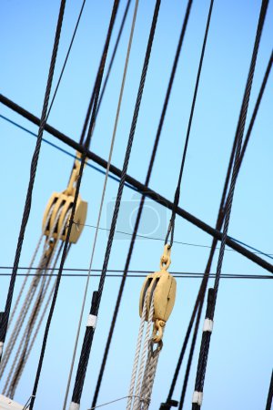 Mâts et cordes de voiliers .