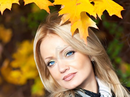 mignonne blonde en automne 