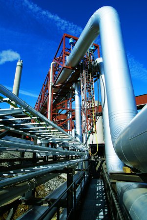 zone industrielle, pipelines en acier et vannes contre ciel bleu