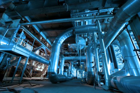 Tuyaux à l'intérieur de l'installation énergétique Tuyaux à l'intérieur de l'installation énergétique Tuyaux à l'intérieur 