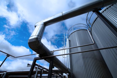 zone industrielle, pipelines en acier et vannes contre ciel bleu