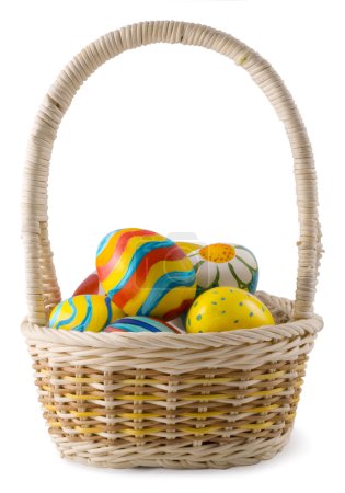 Œufs peints dans le panier 