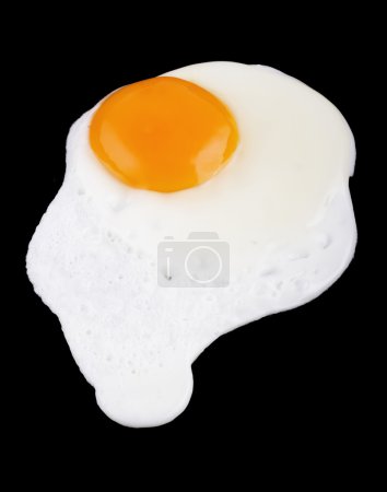 oeuf frit sur fond noir