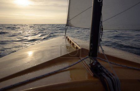 Naviguer au coucher du soleil 