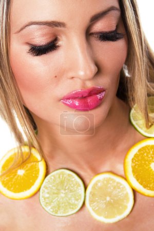Belle femme helleuse en collier d'agrumes 