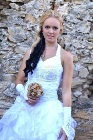 Belle mariée posant dans son jour de mariage