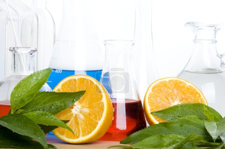 Flacon de laboratoire et orange 