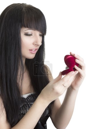 Belle femme avec cadeau en forme de coeur boîte 