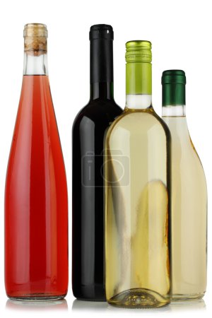 Quatre bouteilles de vin .
